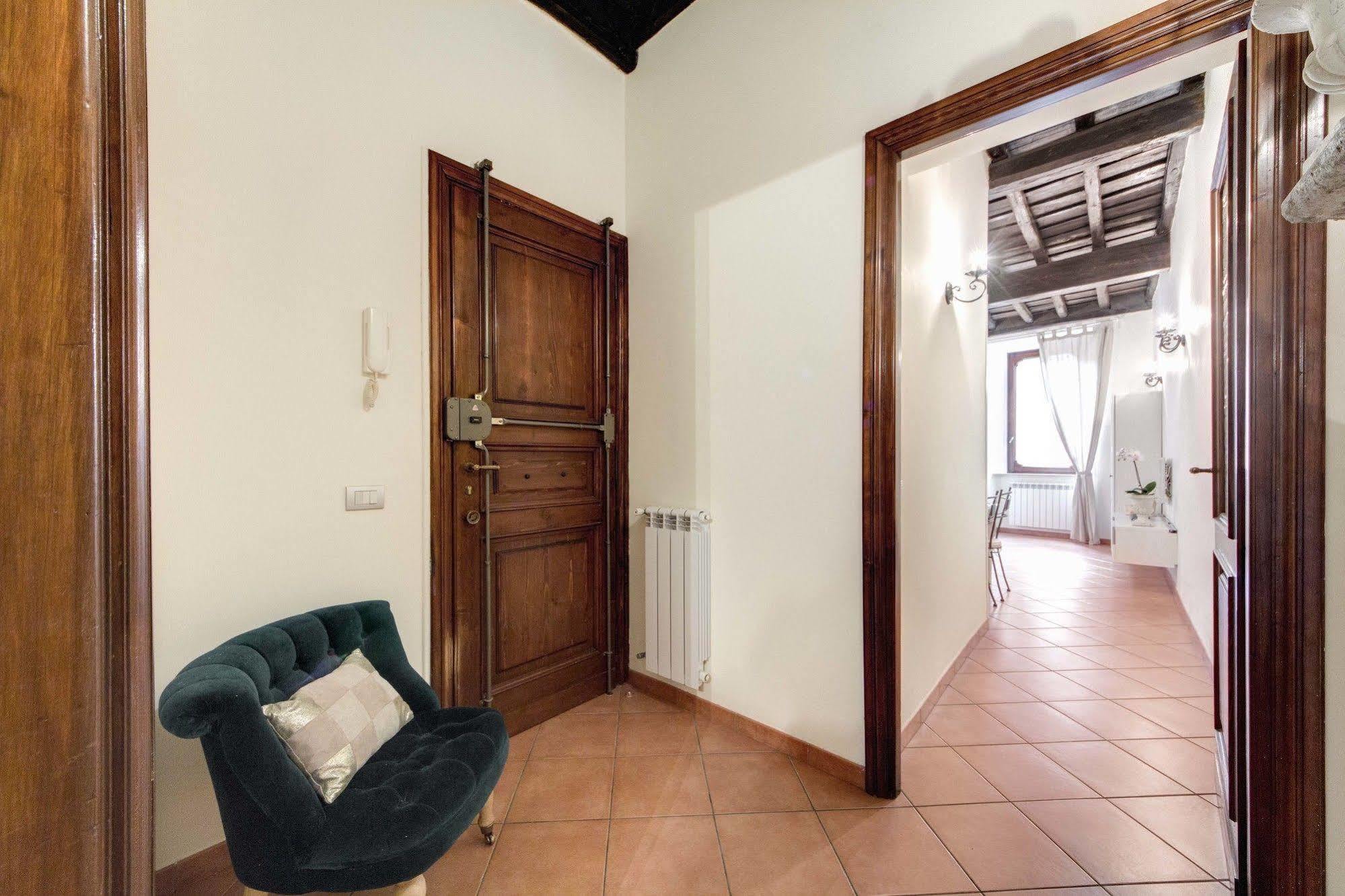 Elegant Apartment Behind The Colosseum روما المظهر الخارجي الصورة